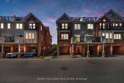Condo Townhouse in Oakville