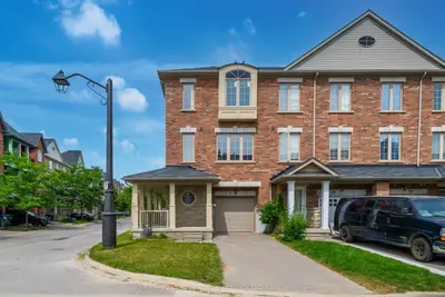Att/Row/Townhouse in Brampton