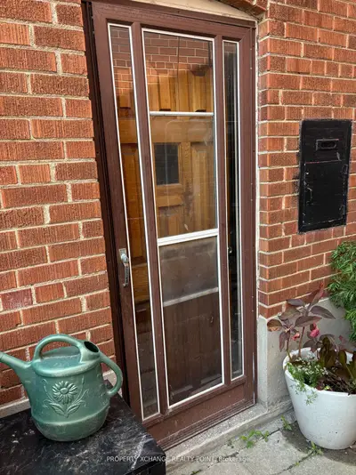 17 Holmesdale Crescent, Toronto, On M6e 1y3