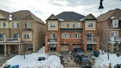 Att/Row/Townhouse in Brampton
