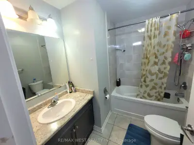 Att/Row/Townhouse in Brampton