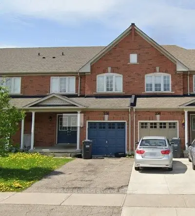 Att/Row/Townhouse in Brampton