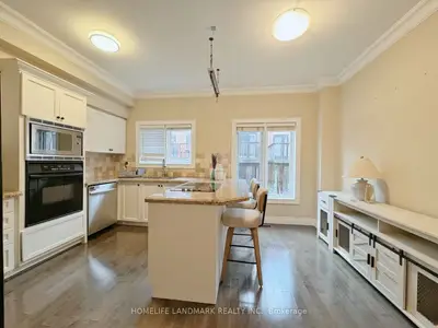 Att/Row/Townhouse in Toronto