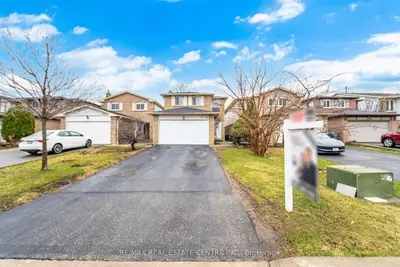32 Dafoe Crescent, Brampton, On L6y 2l2