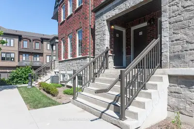 Condo Townhouse in Milton