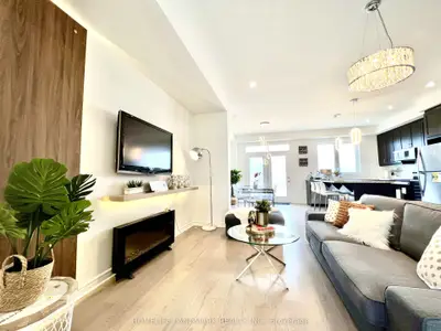 Att/Row/Townhouse in Oakville