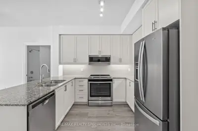 Condo Apartment in Milton