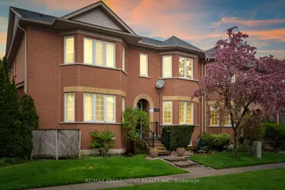 Att/Row/Townhouse in Oakville