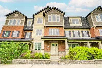 Att/Row/Townhouse in Oakville