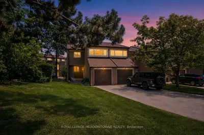 Condo Townhouse in Milton