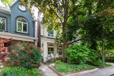 Att/Row/Townhouse in Toronto
