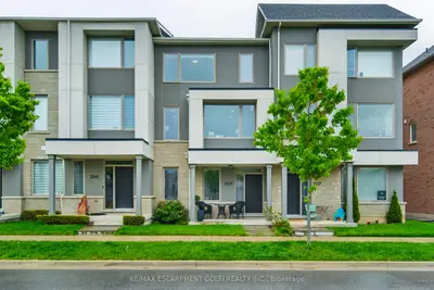 Att/Row/Townhouse in Oakville