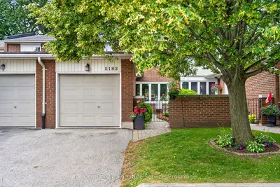 Condo Townhouse in Burlington
