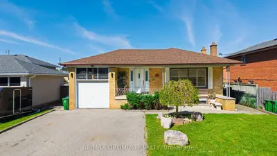 6 Evernby Boulevard, Toronto, On M9r 3g8