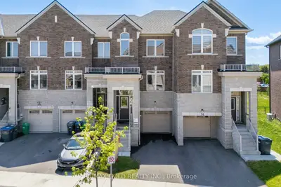 Att/Row/Townhouse in Brampton