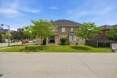 Att/Row/Townhouse in Oakville