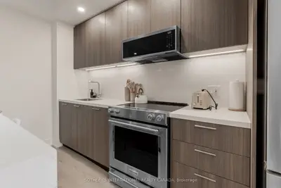 29 York Garden Way 1404, Toronto, On M6a 2v1