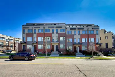 Att/Row/Townhouse in Toronto
