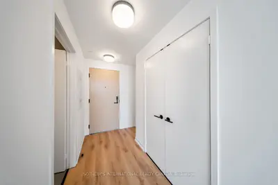 5 York Garden Way 703, Toronto, On M6a 2v1