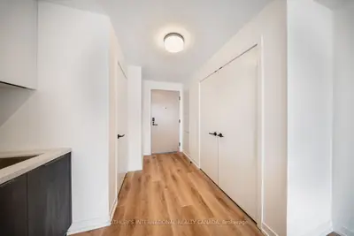 5 York Garden Way 1701, Toronto, On M6a 2v1