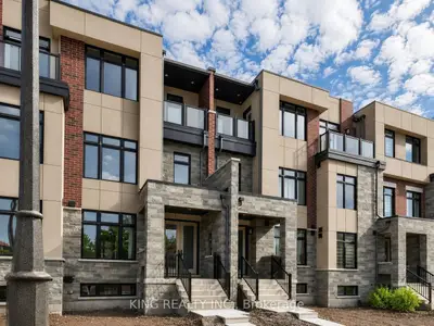 Att/Row/Townhouse in Oakville