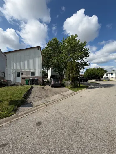 5 Glencairn Square, Brampton, On L6s 2h7
