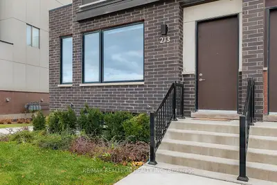 Att/Row/Townhouse in Toronto