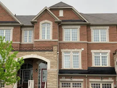 Att/Row/Townhouse in Brampton