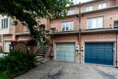Att/Row/Townhouse in Toronto