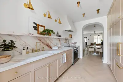 Att/Row/Townhouse in Toronto
