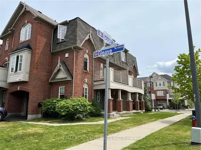 Att/Row/Townhouse in Milton