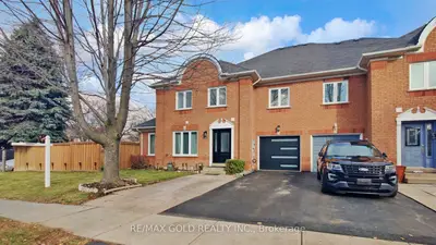 Att/Row/Townhouse in Brampton
