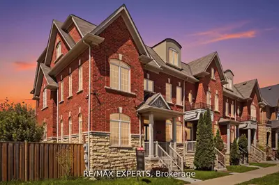 Att/Row/Townhouse in Toronto