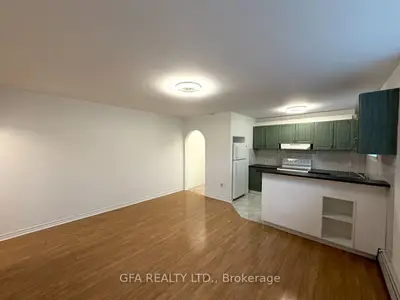 16 Arrowsmith Avenue B, Toronto, On M6m 2w7