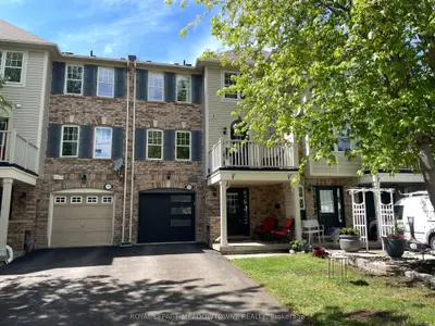 Att/Row/Townhouse in Milton