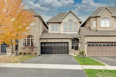 Att/Row/Townhouse in Oakville