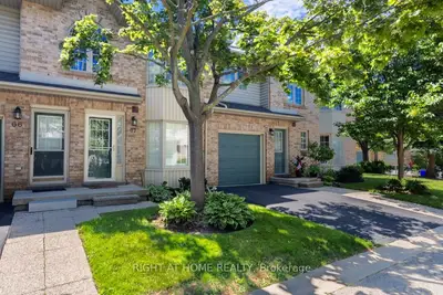 Condo Townhouse in Burlington