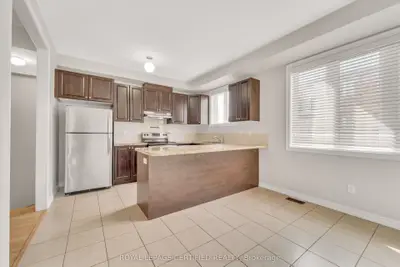 Att/Row/Townhouse in Brampton