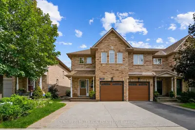 Att/Row/Townhouse in Burlington