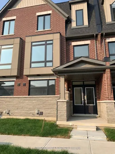 Att/Row/Townhouse in Brampton
