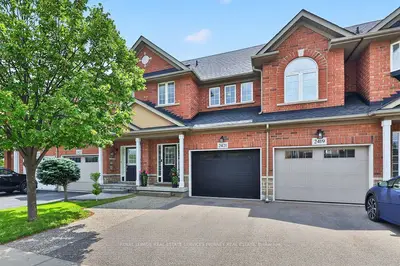 Att/Row/Townhouse in Oakville