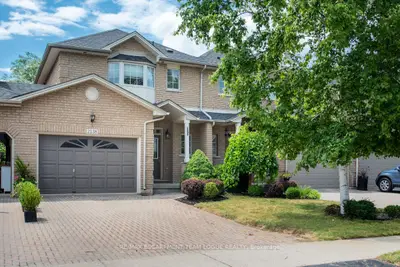 Att/Row/Townhouse in Burlington