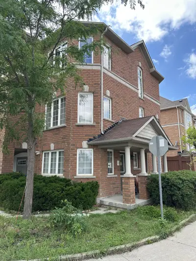 Att/Row/Townhouse in Brampton