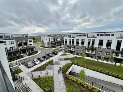 Condo Townhouse in Milton