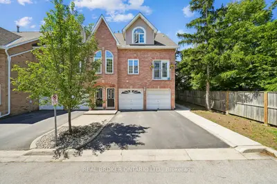 Condo Townhouse in Burlington