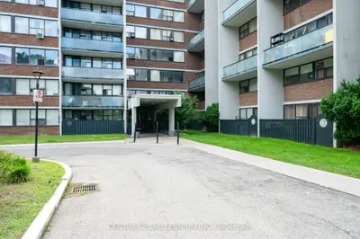 2121 Roche Court 301, Mississauga, On L5k 2c7