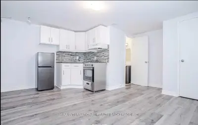 70 Melbourne Avenue B4, Toronto, On M6k 1k7