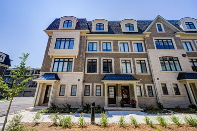 Att/Row/Townhouse in Oakville