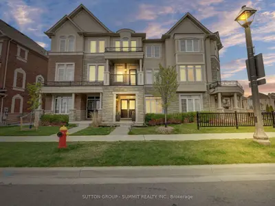 Att/Row/Townhouse in Oakville