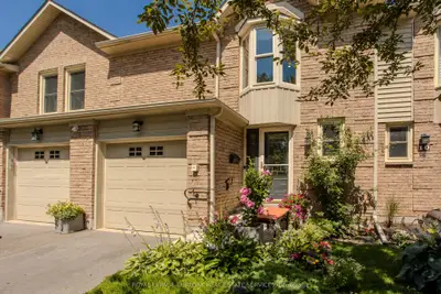 Condo Townhouse in Burlington